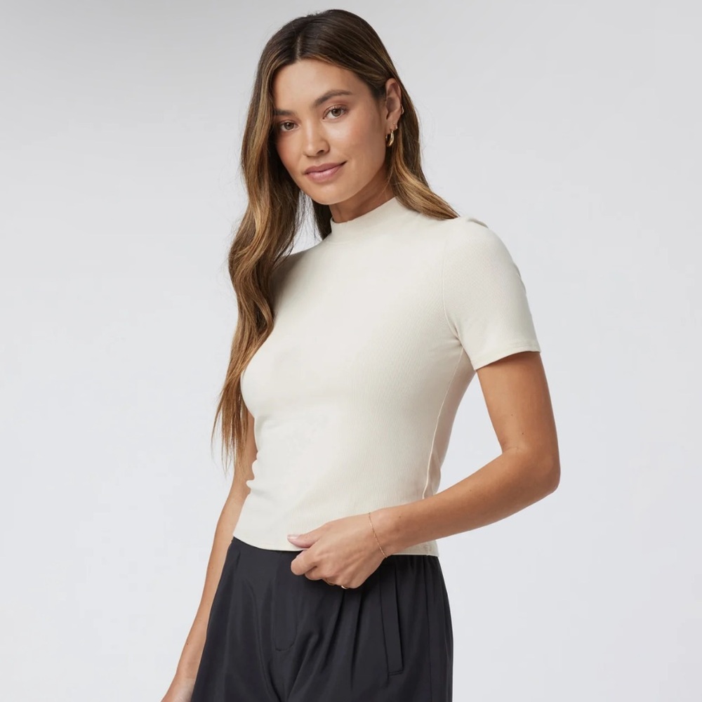 NEW Vuori Short Sleeve Pose Mock Neck in Milkweed